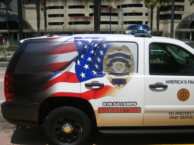 Voiture de police décorée du drapeau américain